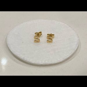 14k gold initial stud earrings - letter S